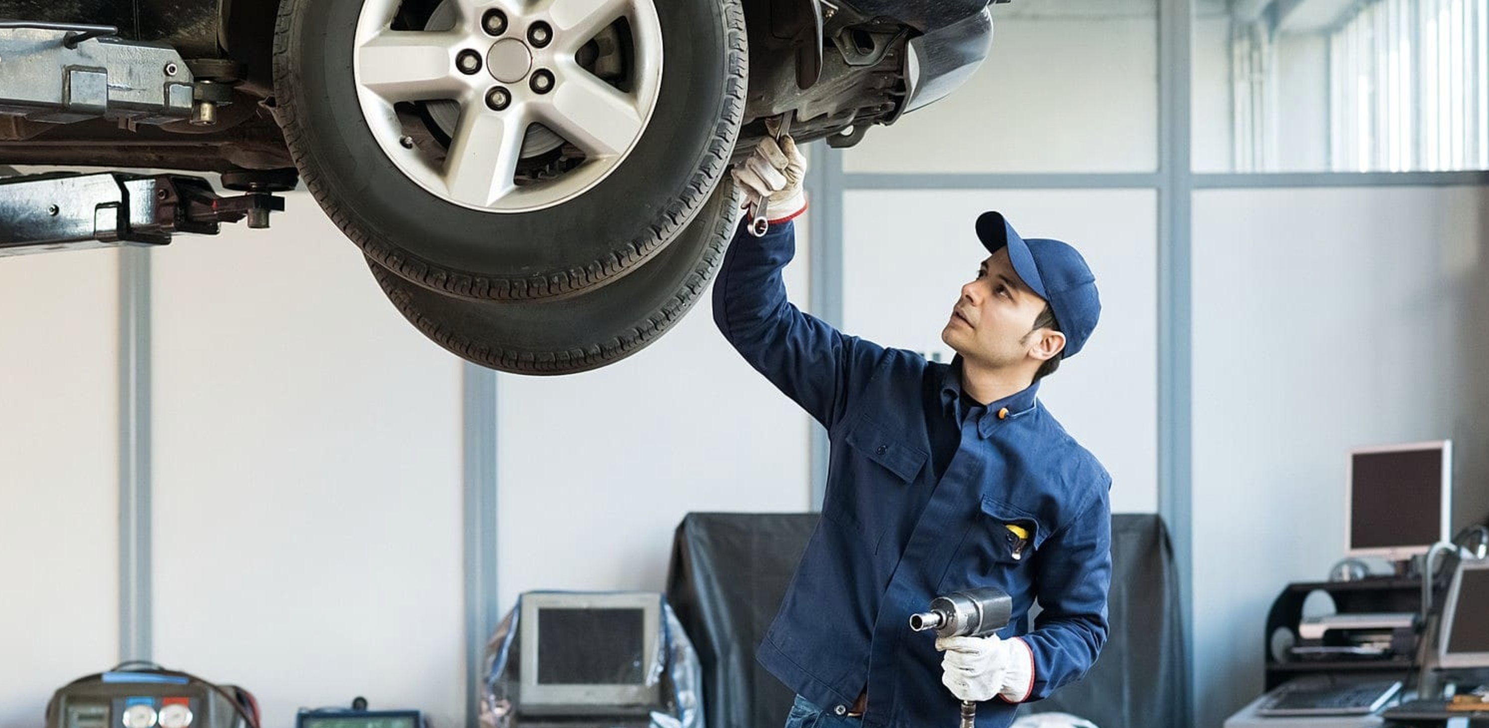 Mecânico realizando revisão de veículo leve na Polarmax Palhoça